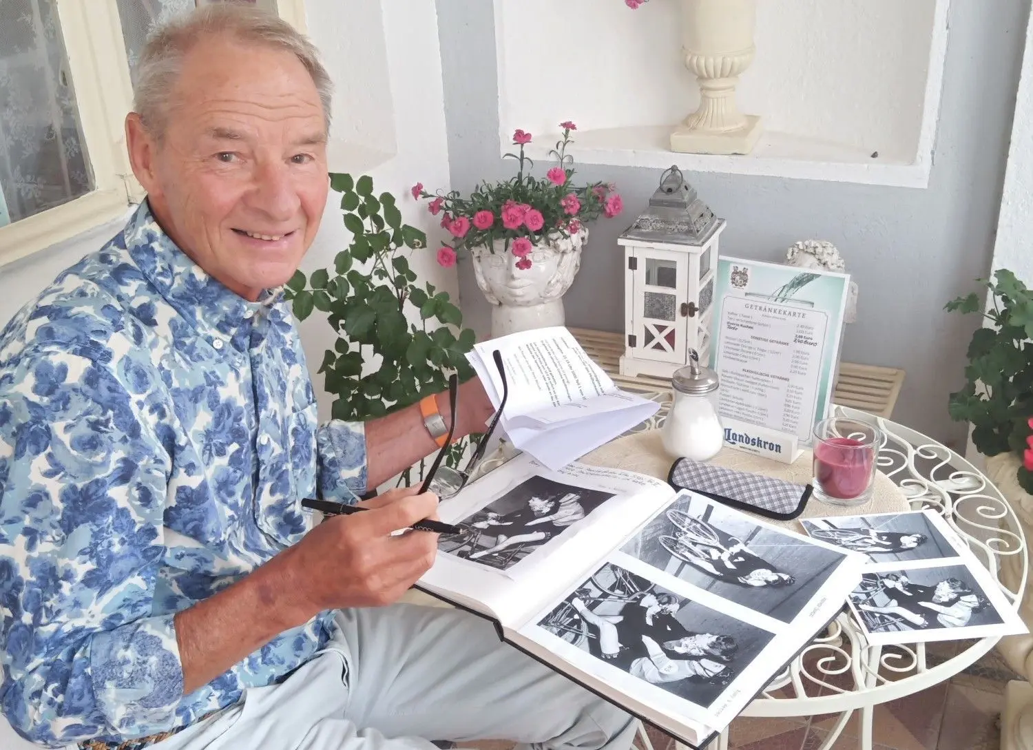 Werner Günzel, der einstige Radrennfahrer, mit den Fotos, die ihn und Romy Schneider in Berlin zeigen. Er hat die Fotografien jetzt dem Verein Romy Schneider Archiv und Museum im Klein Loitzer Schloss zur Verfügung gestellt.