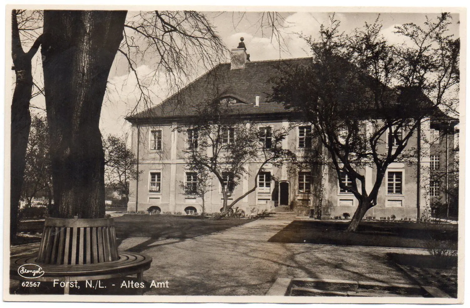 Das Alte Amt war früher das Melchiorsche Schloss. Hier soll die weiße Frau umhergehen.