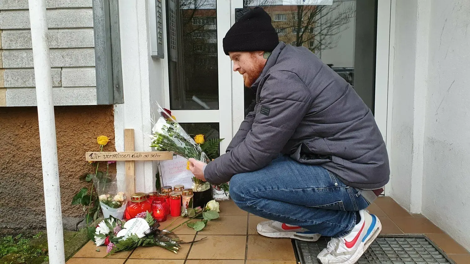 Der neue Nachbar (29) erweist die letzte Ehre mit weißen Nelken. Er lebte drei Monate direkt in der Wohnung neben dem erschossenen Marcus M.