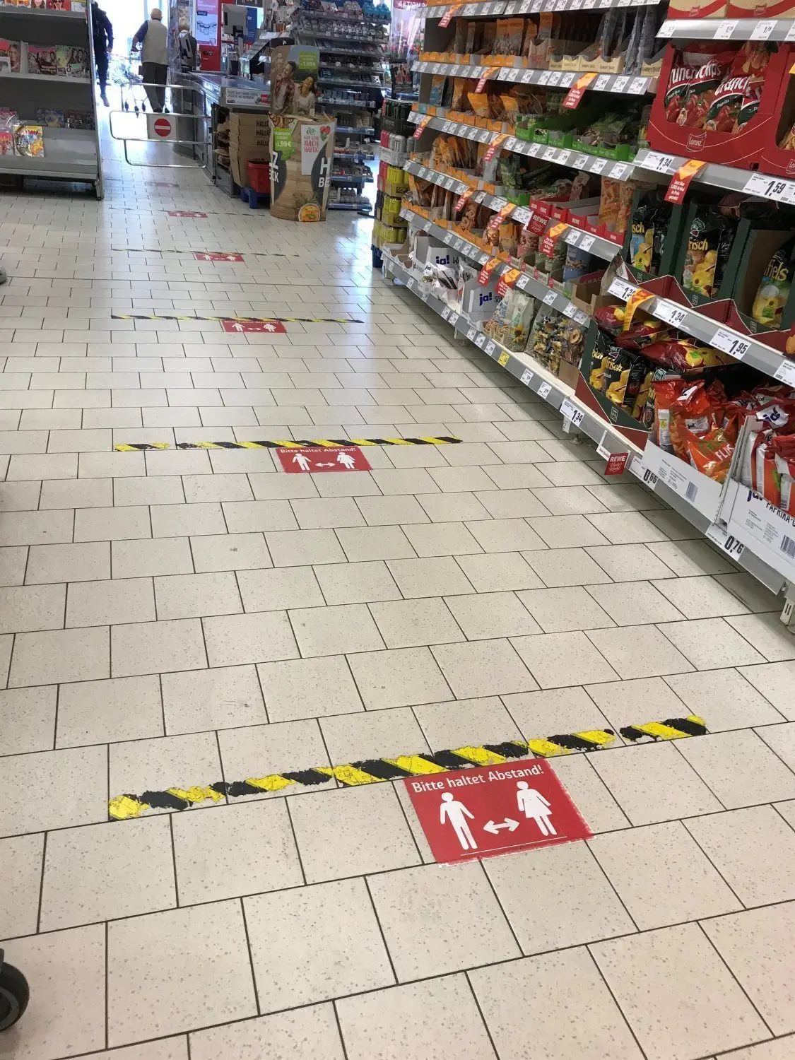 Auf dem Boden sind in vielen Supermärkten die Abstandsregeln aufgeklebt.