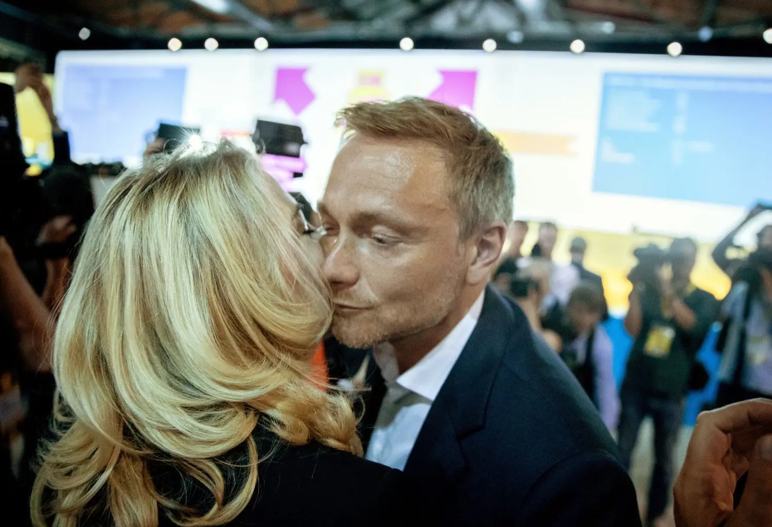 Küsschen und Gratulation von Parteichef Christian Lindner