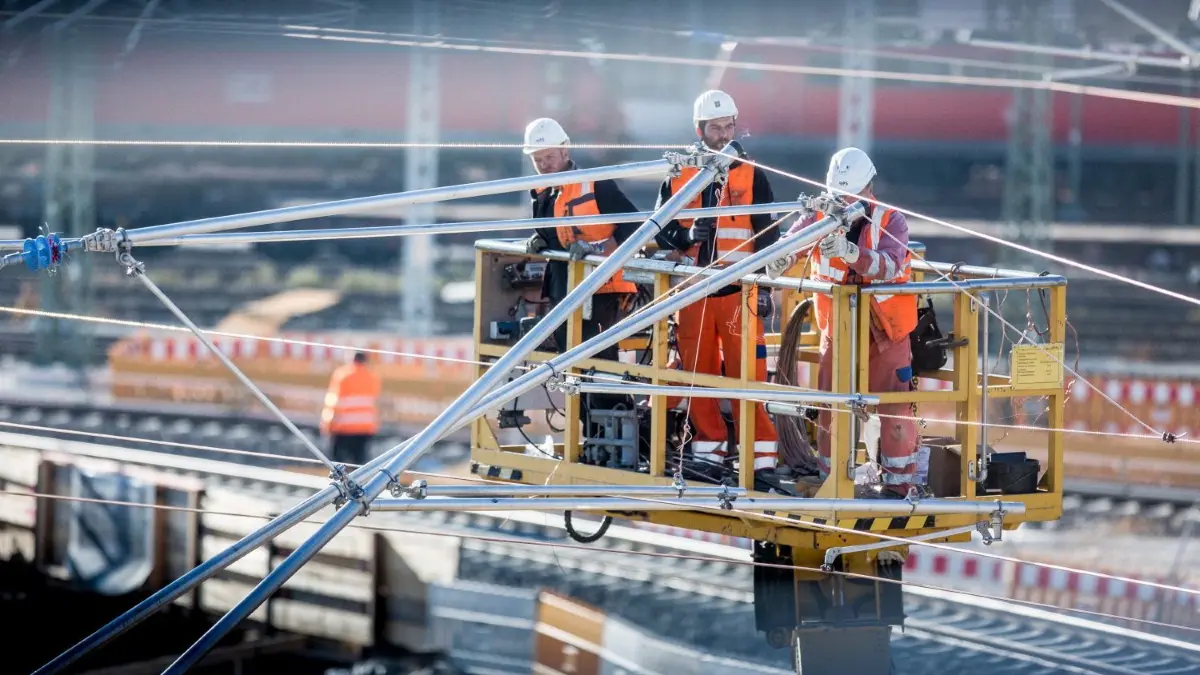Auf einer Strecke der Deutschen Bahn wird die Oberleitung justiert. Die Bahnstrecke zwischen Guben und Gubin soll ausgebaut werden und eine Oberleitung erhalten. Die Planung hat noch nicht begonnen.
DB Strecke Fernverkehr Oberleitung wird justiert