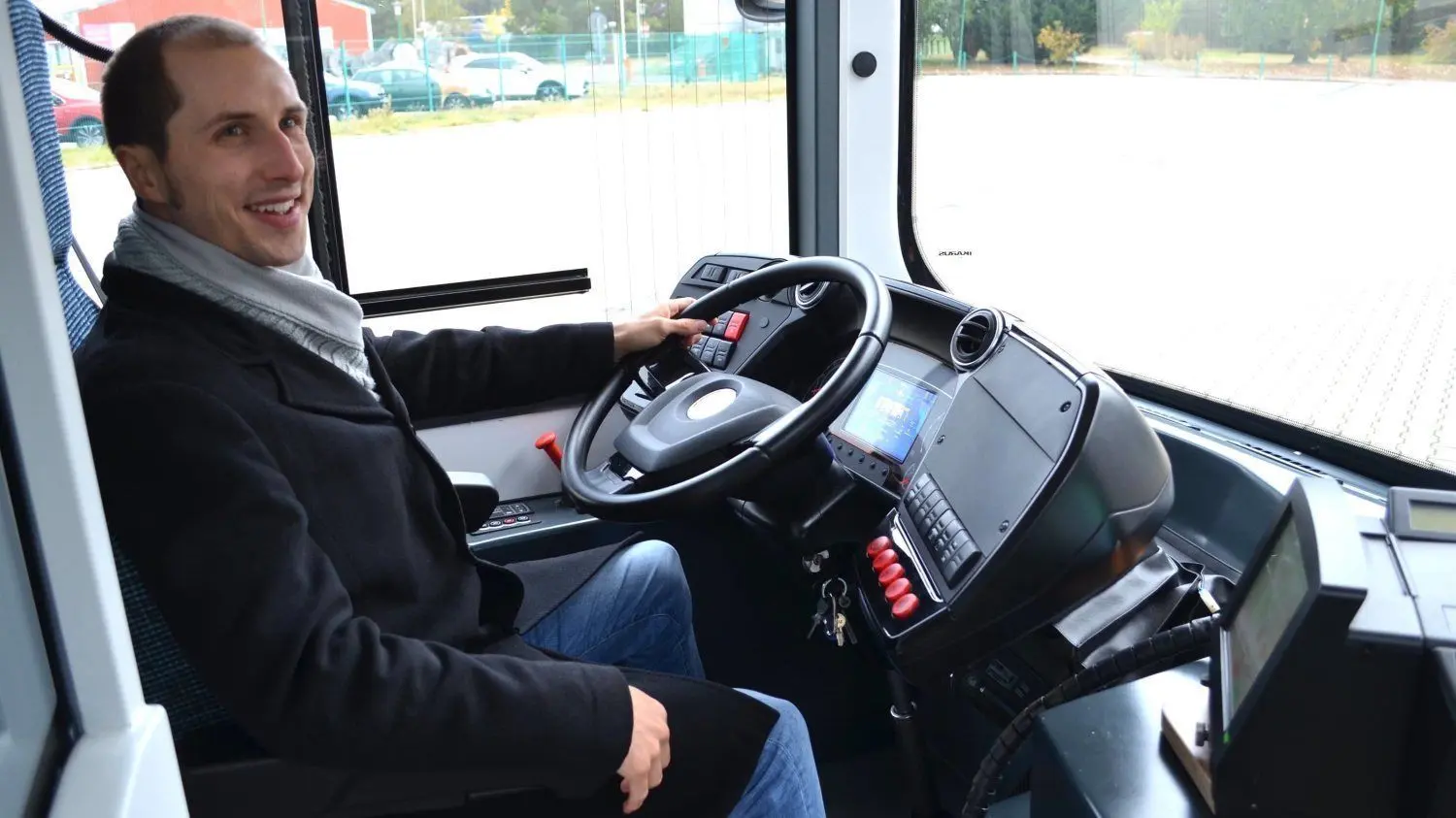 Der E-Ikarus im Hoyerswerdaer Test: Christian Geymeier von der Verkehrsgesellschaft Hoyerswerda hat den Bus schon nach Cottbus und zurück gefahren. Wie fällt sein Testurteil aus?