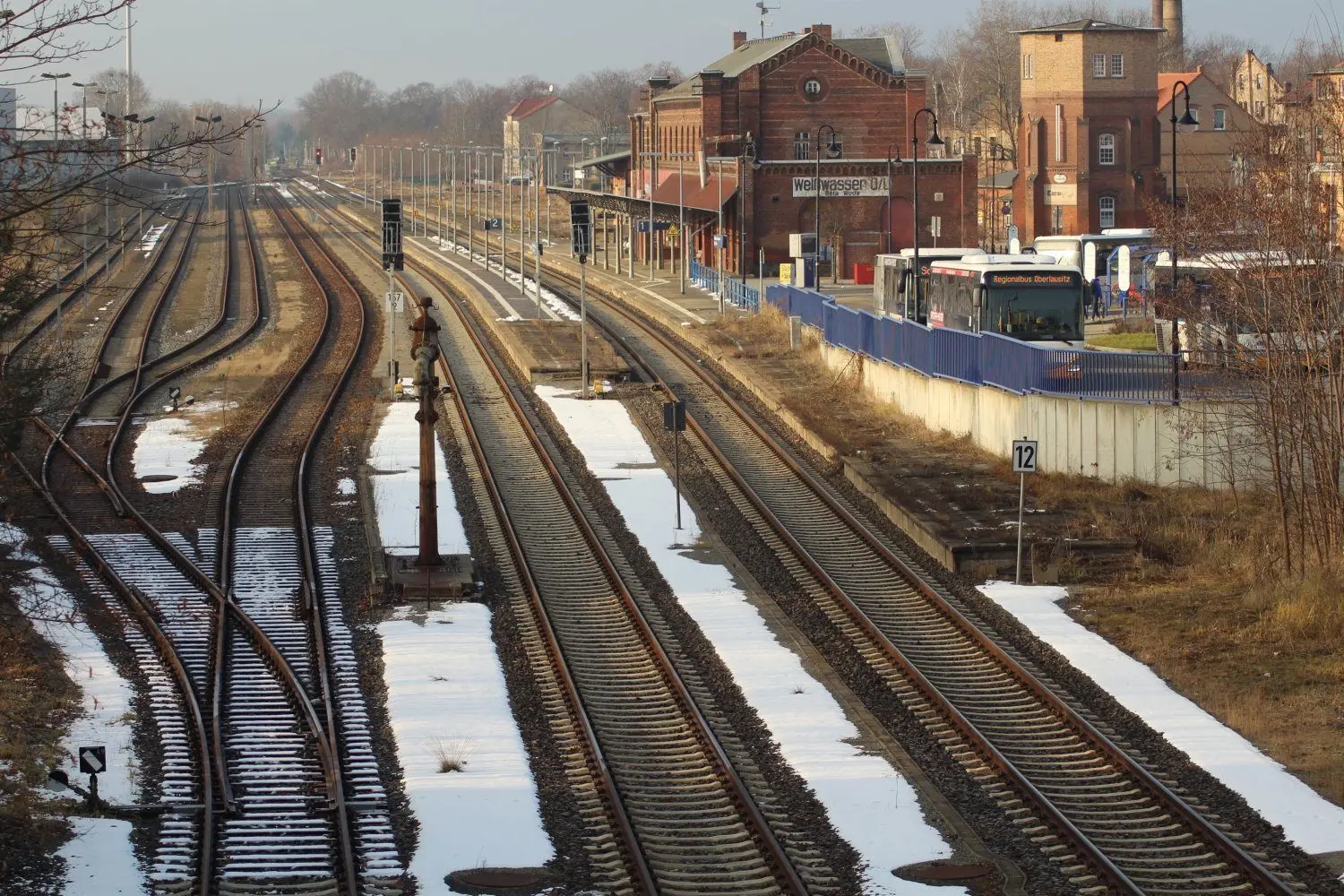 Noch ist auf Höhe des Bahnhofes in Weißwasser keine Fußgänger Brücke oder Unterführung. Das soll sich ändern.