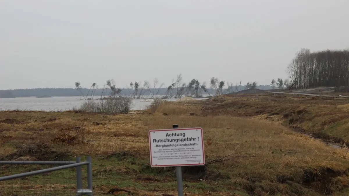 Blick auf die Rutschungsstelle am Südostufer des Knappensees. Dort ist das Land auf 500 Meter Länge in den See geflossen. Die daraus resultierende Schwallwelle hatte in Groß Särchen enorme Schäden verursacht.
Blick auf die Rutschungsstelle am Südostufer des Knappensees. Dort ist das Land auf 500 Meter Länge in den See geflossen.