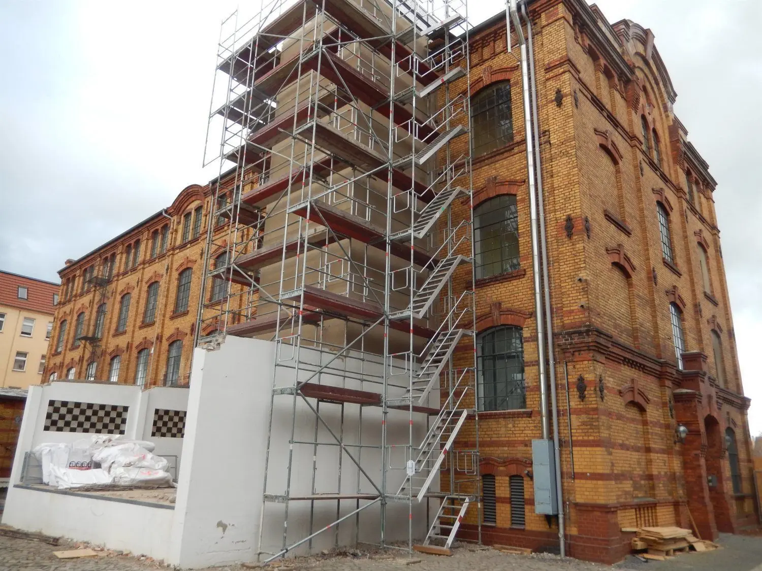 Die Sanierungsarbeiten am BrandenburgischenTextilmuseum Forst haben begonnen.