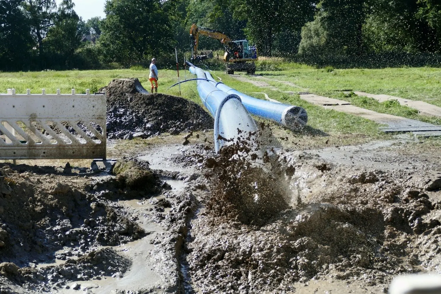 Der Moment ist gekommen. Von der Haidaer Seite aus zieht das Spülbohrgerät das große Schutzrohr für die Trinkwasserhauptleitung unter der Schwarzen Elster hindurch.