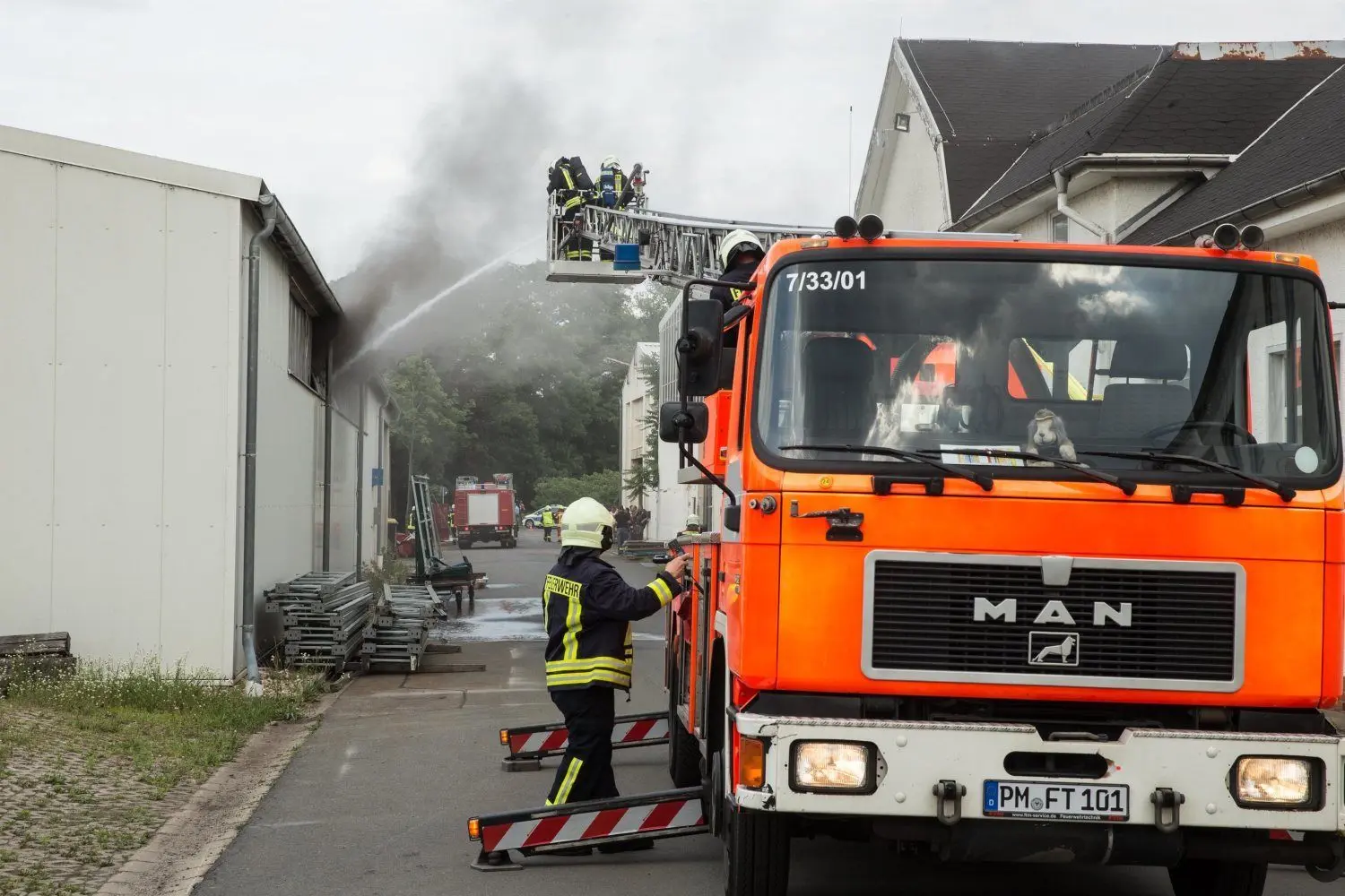 Die Erstbekämpfung des Feuers in einer Indutriehalle in Herzberg erfolgte von außen.