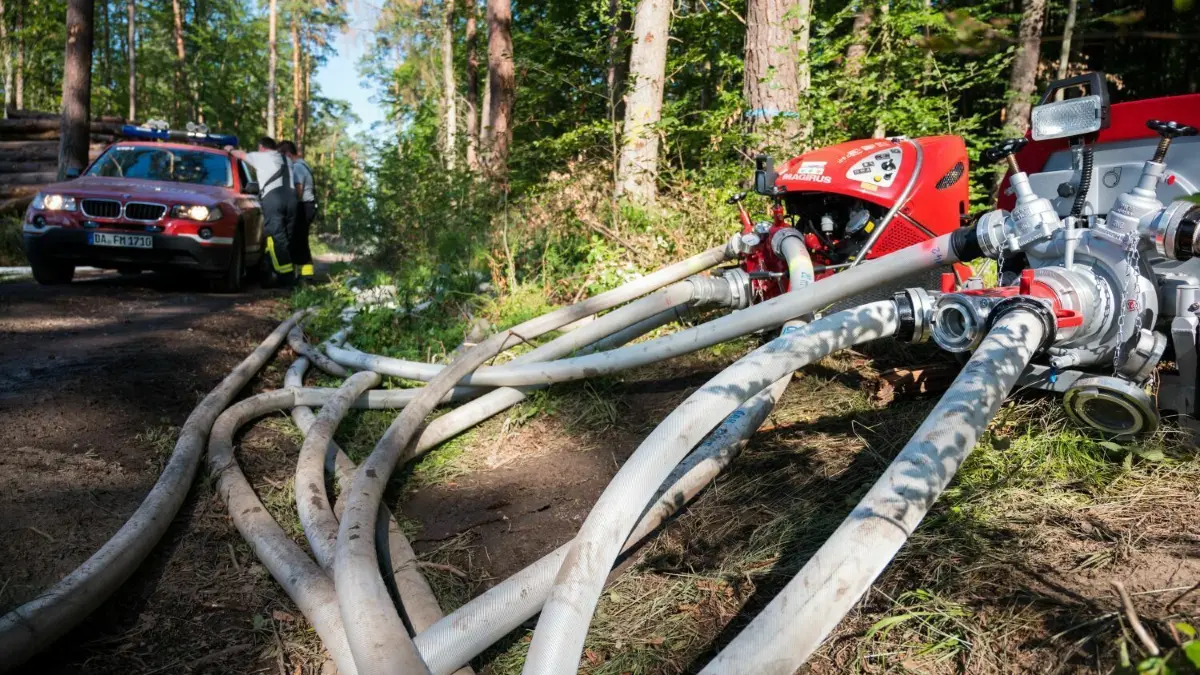 Gibt das Land Brandenburg künftig weniger Geld für die Bekämpfung von Waldbränden aus? Ein Blick in den Haushaltsentwurf bestätigt diesen Verdacht.
Pumpen führen aus den umliegenden Tümpeln Löschwasser heran. Nach Aussage des Einsatzleiters mussten in dem Waldgebiet zur Bekämpfung eines Waldbrandes 12 Kilometer Schlauchstrecke ausgelegt werden. (zur dpa «Löschwasserversorgung in Hessen überwiegend gesichert») +++ dpa-Bildfunk +++