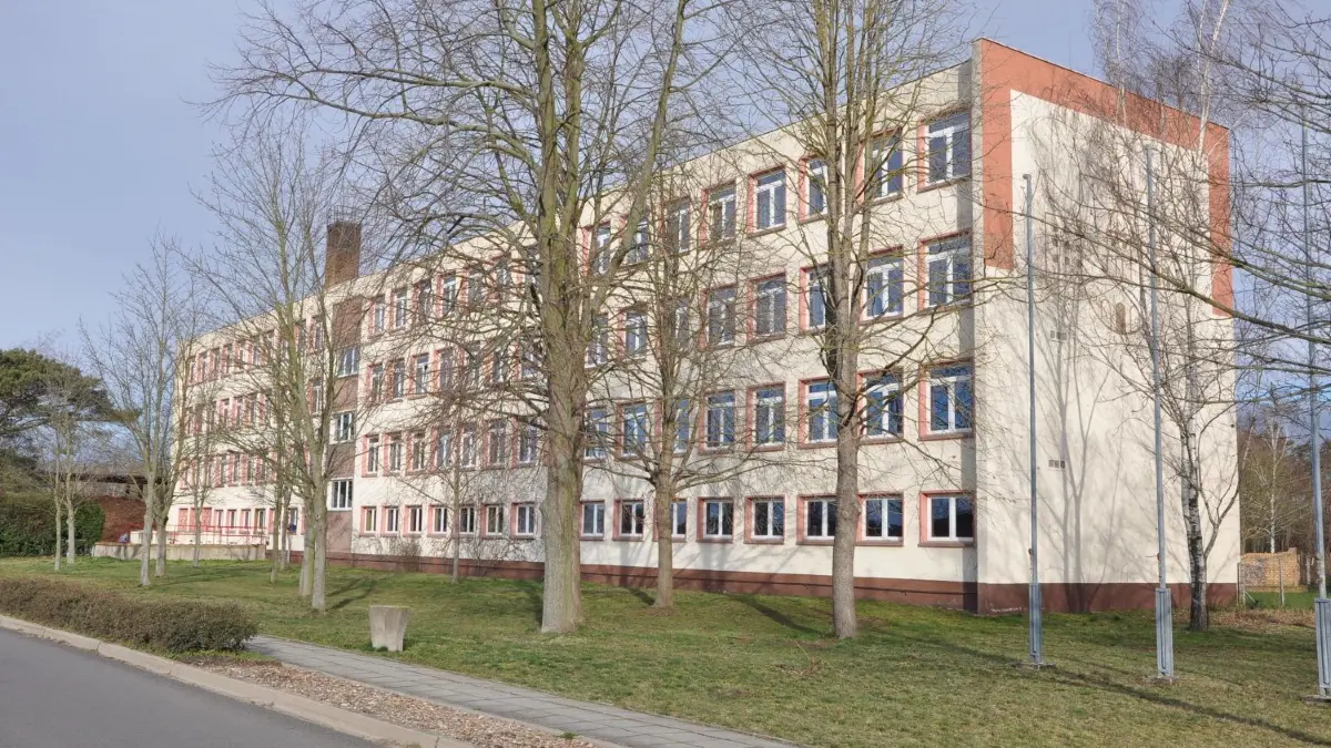 Die Verwaltung der Verbandsgemeinde Liebenwerda will vorschlagen, die Grundschule in Wahrenbrück in Jahresscheiben zu sanieren. Die Abgeordneten wollen vor ihrer Entscheidung wissen, was ein Schulneubau kosten würde.
Die Verwaltung der Verbandsgemeinde Liebenwerda will vorschlagen, die Grundschule in Wahrenbrück in Jahresscheiben zu sanieren. Die Abgeordneten wollen vor ihrer Entscheidung wissen, was ein Schulneubau kosten würde,