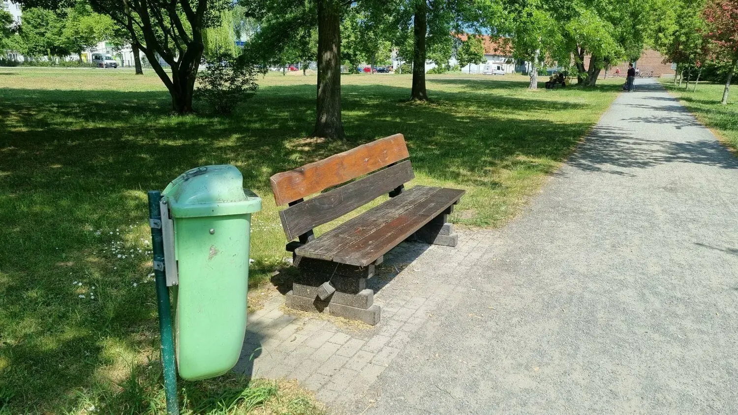 Nicht jede Sitzbank am Gehweg zwischen Einkaufszentrum Kolosseum und Wagnerstraße ist mit einem Abfallbehälter ausgestattet.