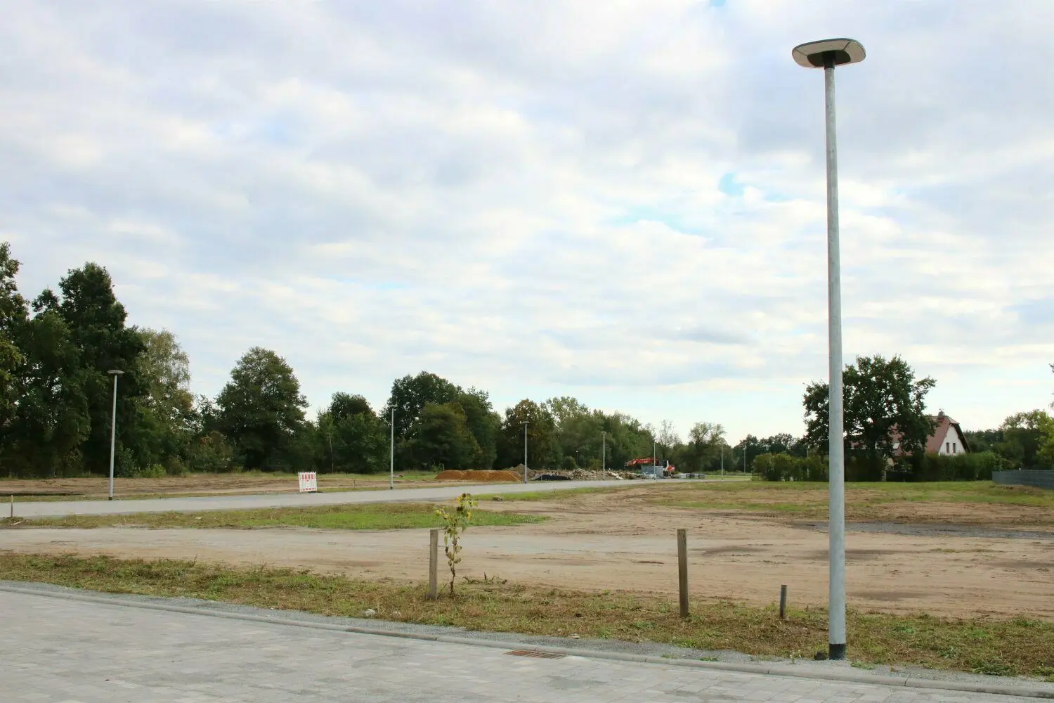 Das B-Plan-Gebiet an der Friedrich-Ludwig-Jahn-Straße ist erschlossen. Die Anliegerstraßen und die Beleuchtung sind da.
