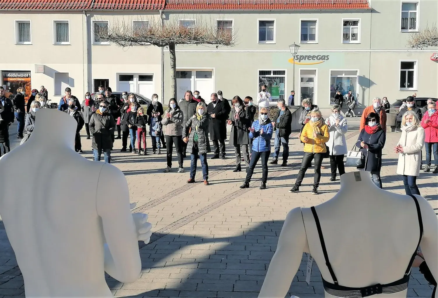 Den Einzelhändlern geht es so wie den Schaufensterpuppen auf der Bühne: Die Zwangsschließung lässt sie finanziell fast oder ganz nackt dastehen.