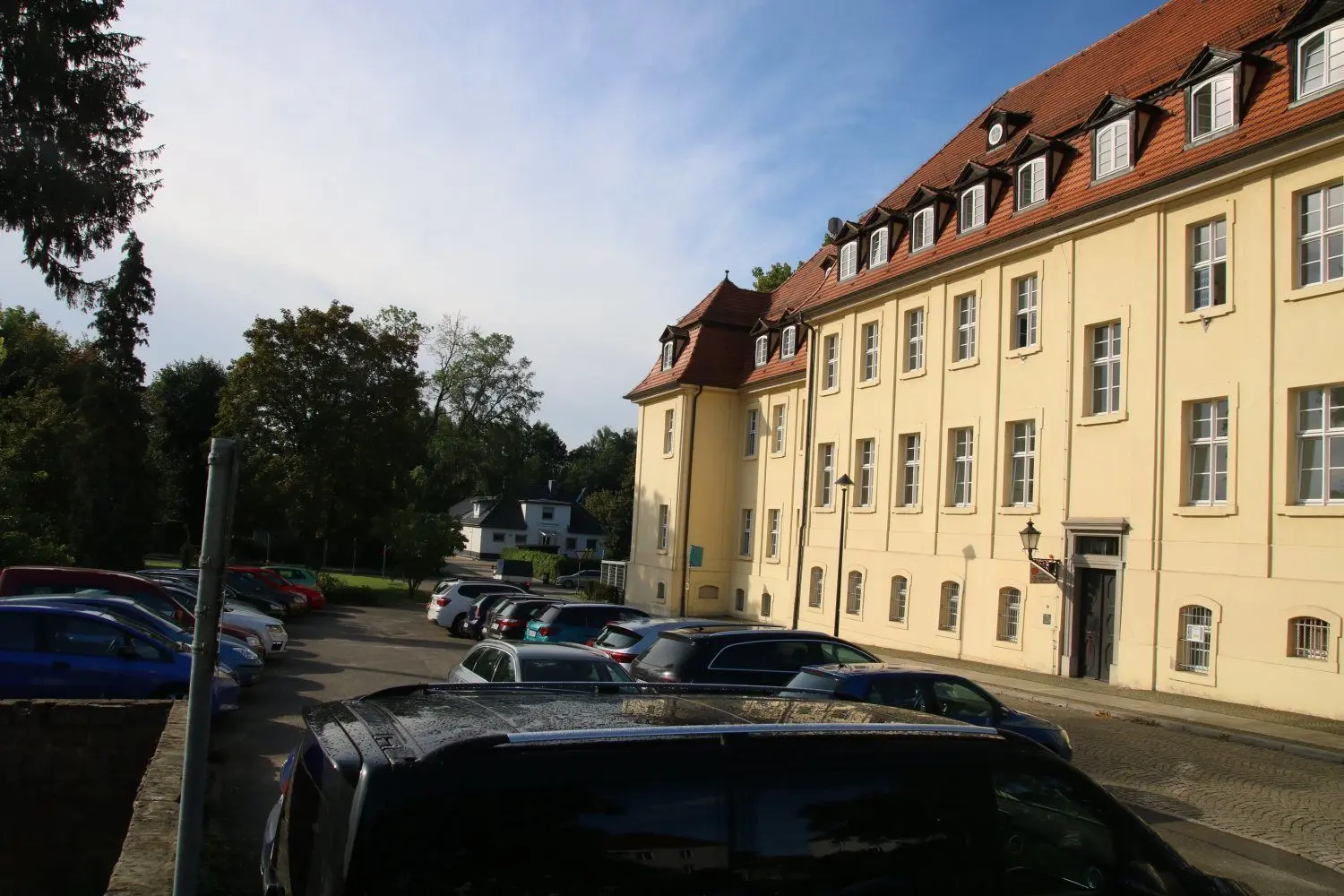 Ob der Parkplatz an der Lohmühlengasse bebaut werden soll, ist nun Thema einer Prüfung.