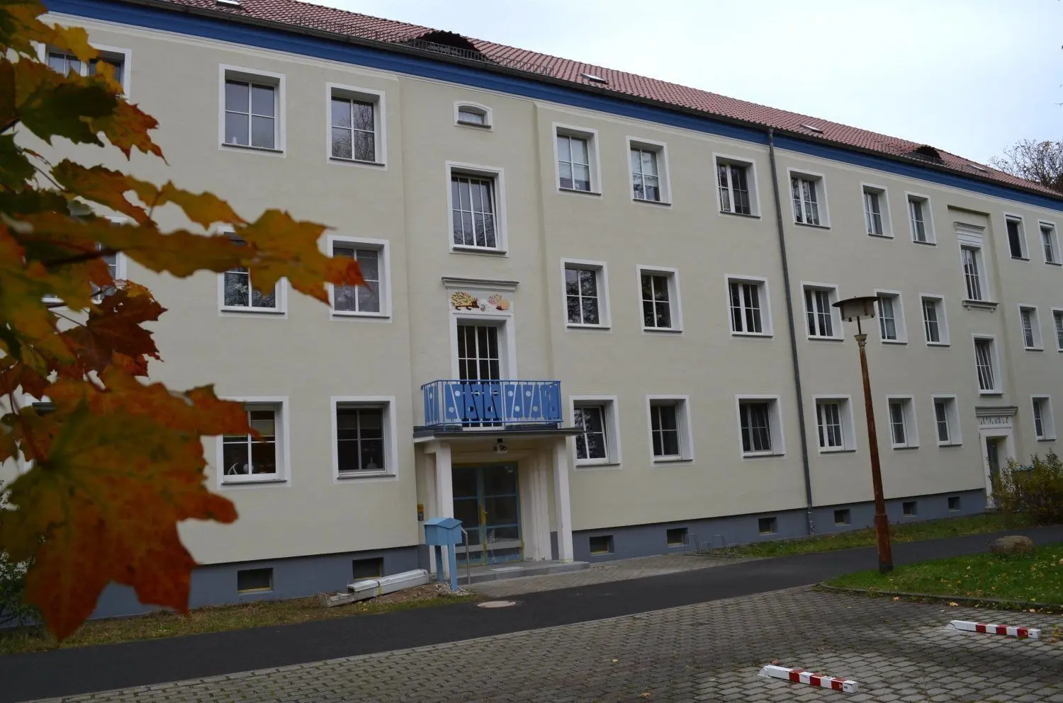 Das Haus Am Bahnhofsvorplatz 9a bis 9c in der Hoyerswerdaer Altstadt ist noch im Bau. Auch dort wird die Fassade erneuert.