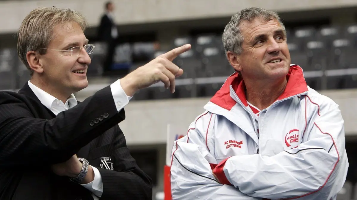 Als FCE-Manager war Steffen Heidrich drei Jahre in der 1. Liga tätig. Mit Trainer Bojan Prasnikar gelang der Klassenerhalt 2008.
ARCHIV - Cottbus? Trainer Bojan Prasnikar (r) unterhält sich mit Energie-Manager Steffen Heidrich im Berliner Olympiastadion (Archivfoto vom 06.10.2007). Drei Runden vor Saison-Halali empfängt der FC Energie Cottbus am Mittwoch (13.05.2009) zum Abstiegs-Endspiel Borussia Mönchengladbach. «Da hängt unglaublich viel dran», sagte Energie- Manager Steffen Heidrich im Gespräch mit der Deutschen Presse-Agentur dpa. Es drohen bis zu 50 Prozent reduzierte Gehälter und Einnahmen, keine Bundesliga mehr im ganzen Osten. Foto: Arno Burgi dpa (zu dpa 0413 vom 12.05.2009) +++(c) dpa - Bildfunk+++ | Verwendung weltweit