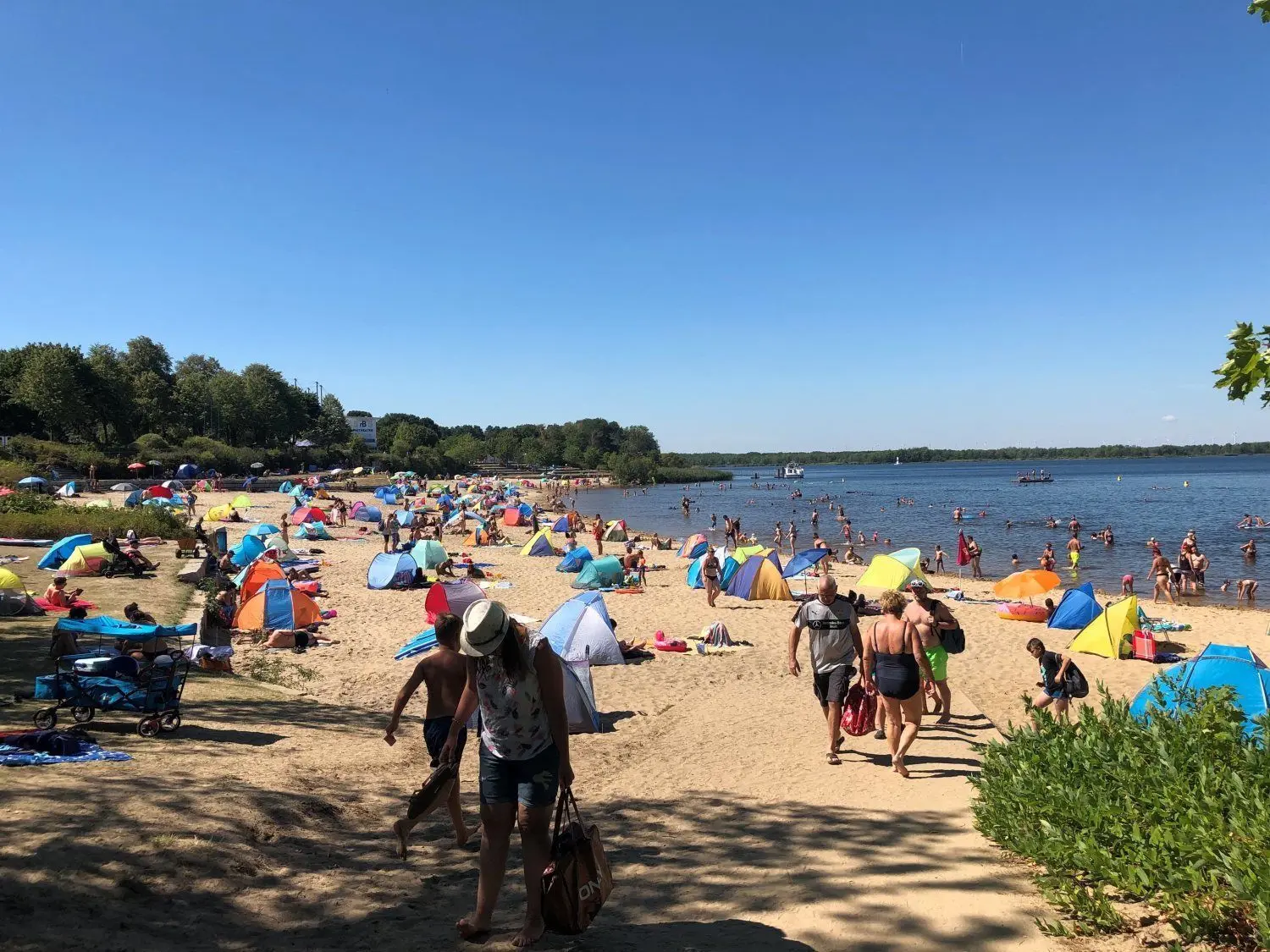 Am Senftenberger See ist es nicht nur heiß, sondern auch voll. Wie gut kann  da die Anti-Corona-Abstandsregelung eingehalten werden?