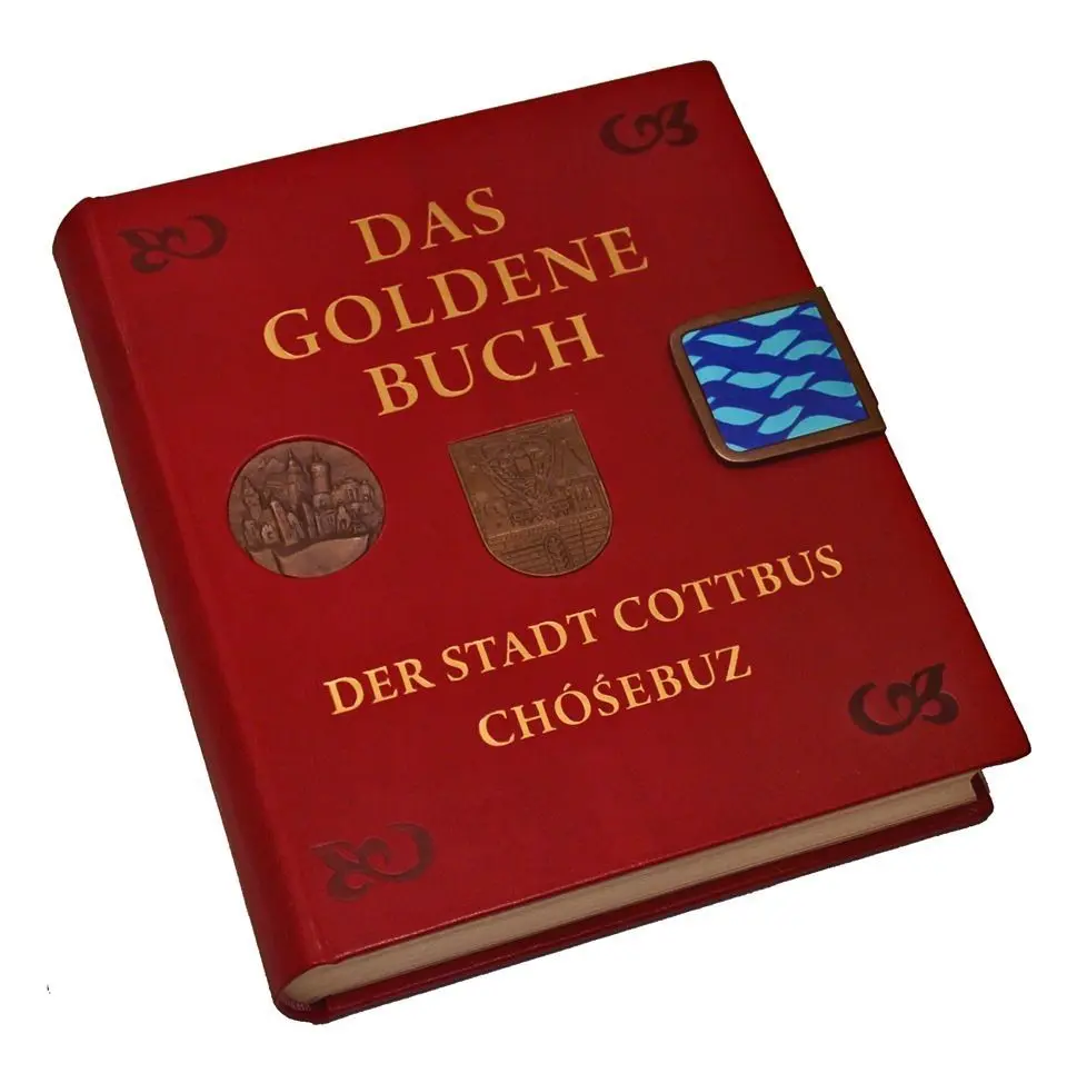 Das neue Goldenes Buch der Stadt Cottbus. Es ist der dritte Band. Er wurde von Rudolf Sittner entworfen und von Buchbindermeister Reinhard Kußagk hergestellt.