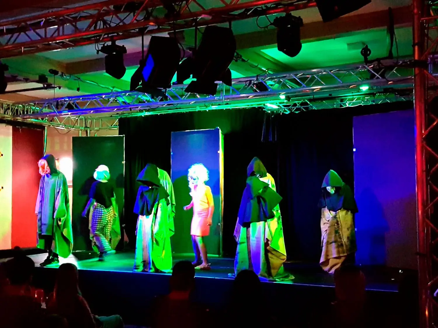 Die Kindergruppe der Theaterloge brachte den zweiten Teil von "Wenn Puppen tanzen" auf die große Bühne im Saal.
