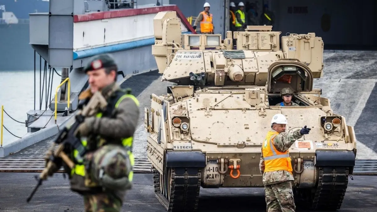 Panzer der US-Armee treffen per Schiffen in Vlissingen in den Niederlanden ein. Von dort geht es per Bahn weiter nach Polen – quer durch Deutschland und Brandenburg
US army vehicles arrive in the port of Vlissingen, on March 29, 2022. - The transfer area in the Port of Vlissingen was designated a temporary Military Site to facilitate the transit of a US Army brigade heading for military drills. (Photo by Jeffrey Groeneweg / ANP / AFP) / Netherlands OUT