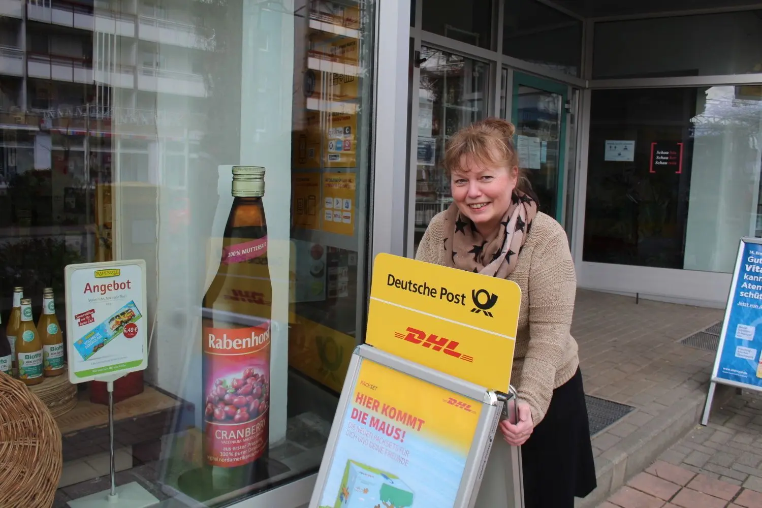 Nur noch bis zum 29. Mai wird Sylvia Heidenreich täglich den Aufsteller der Deutschen Post vor ihrem Reformhaus aufbauen.