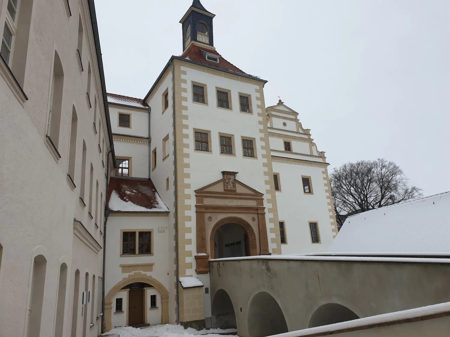 Eine Aufnahme aus dem Winter 2020/2021 zeigt: Das Schloss Finsterwalde hat sich in den vergangenen drei Jahrzehnten von einer grauen Maus zu einem glanzvollen Hingucker entwickelt.