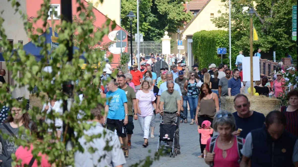Von Touristen profitieren in Lübbenau viele Unternehmen. Dafür zahlen sie eine Abgabe an die Stadt.
Zur dicht bevölkerten Flaniermeile wurde am Wochenende auch die Ehm-Welk-Straße.