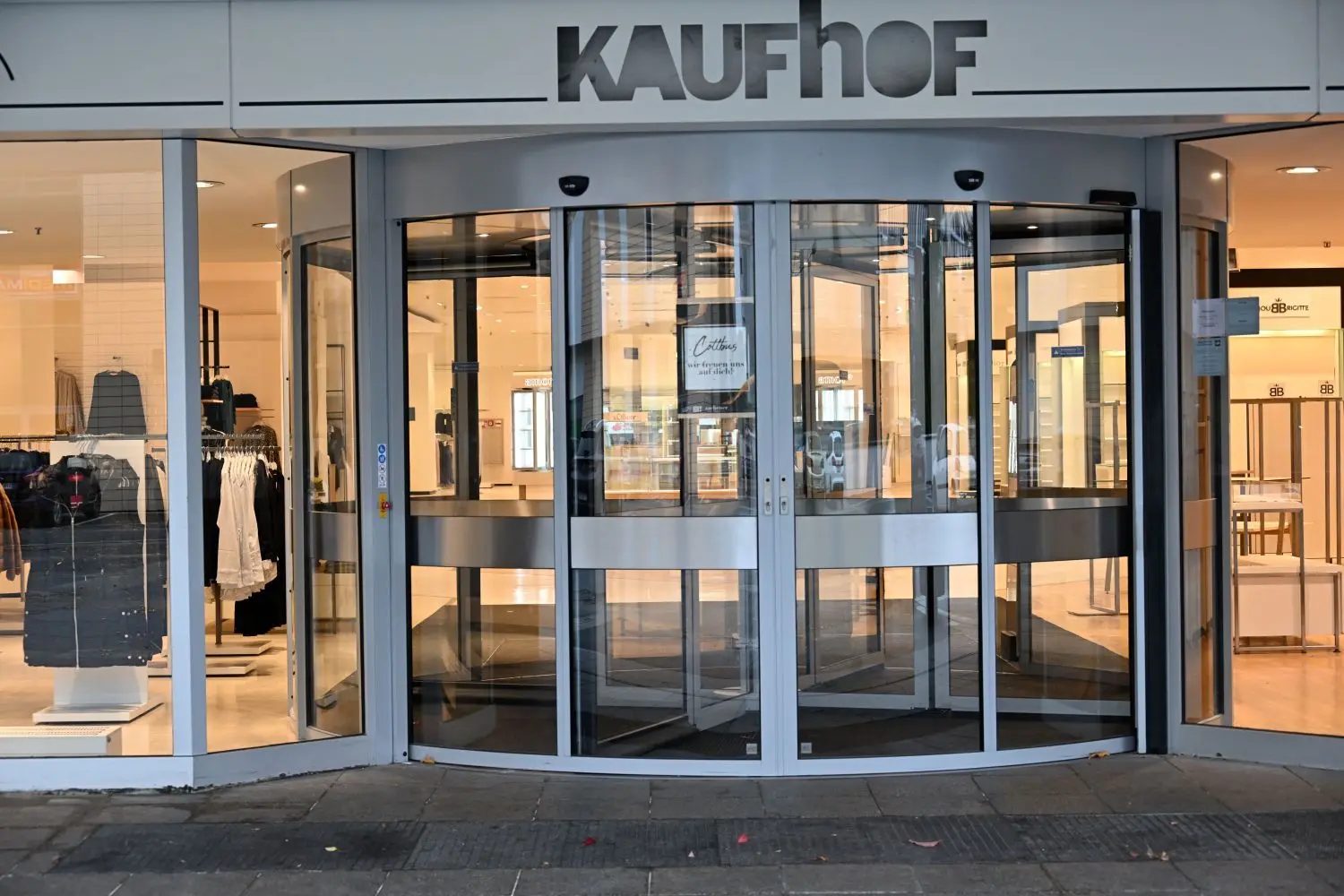 Während das Warenhaus in Cottbus von der Modekette „Aachener“ eingeräumt wird, soll der neue Betreiber Friedrich-Wilhelm Göbel per Haftbefehlt gesucht werden.