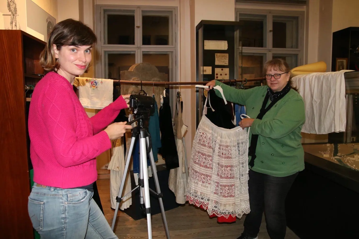 Für den Youtube-Kanal werden im Museum kleine Filmszenen aufgenommen. Marie-Christin Krüger und Ellen Döring beschäftigen sich gerade mit den Trachten aus dem Fundus.