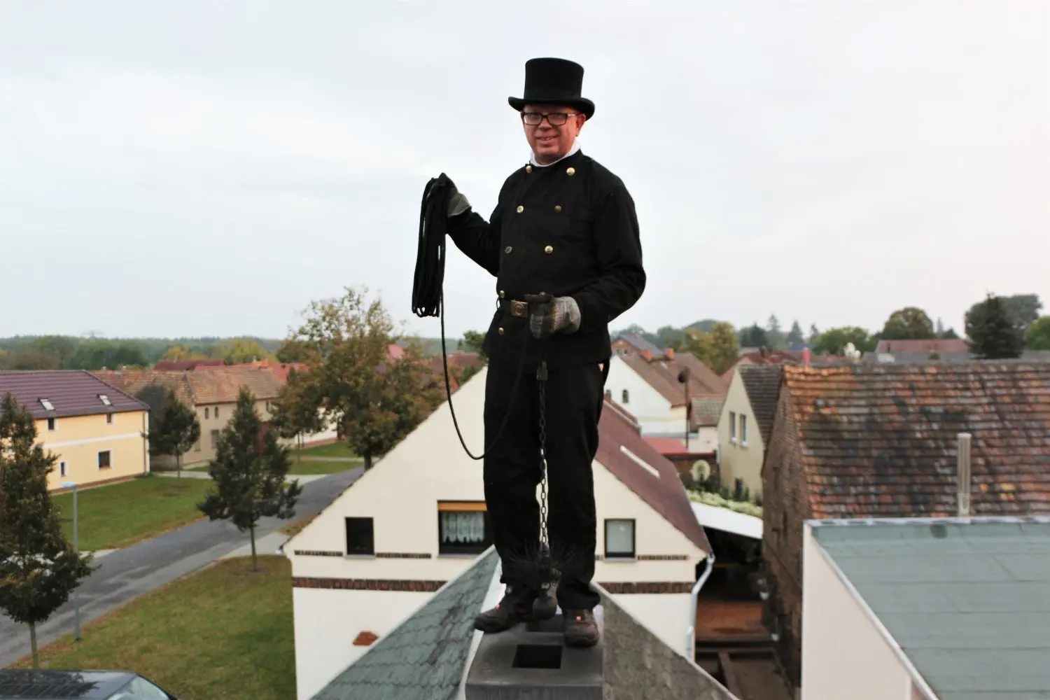 Schwindelfrei: Das Gefühl der Höhenangst ist Schornsteinfegermeister Mario Wollscheid fremd.