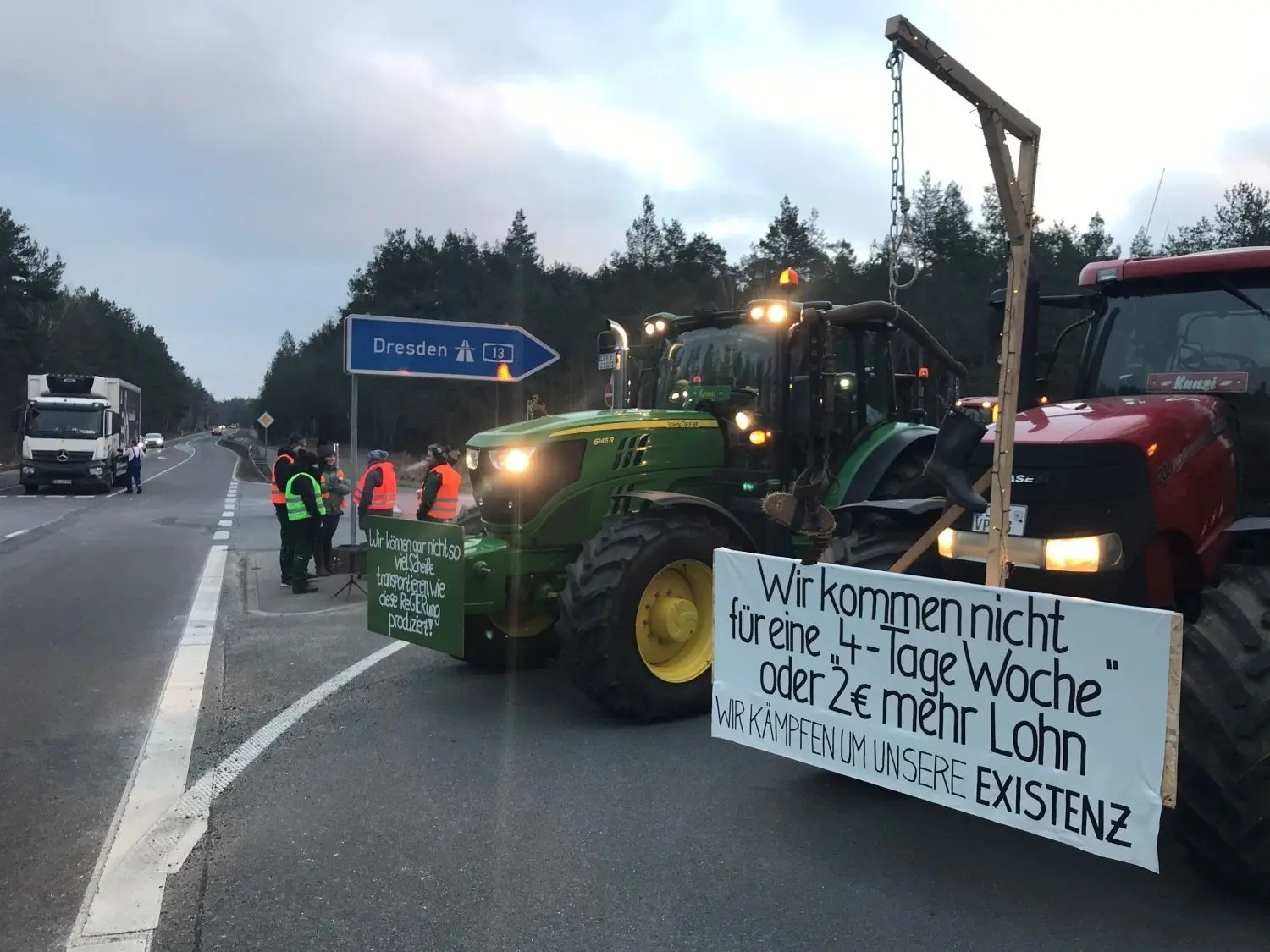 Auch die Auffahrt Schwarzheide zur A13 in Richtung Dresden ist am Montagmorgen ein Protestort der Bauern.