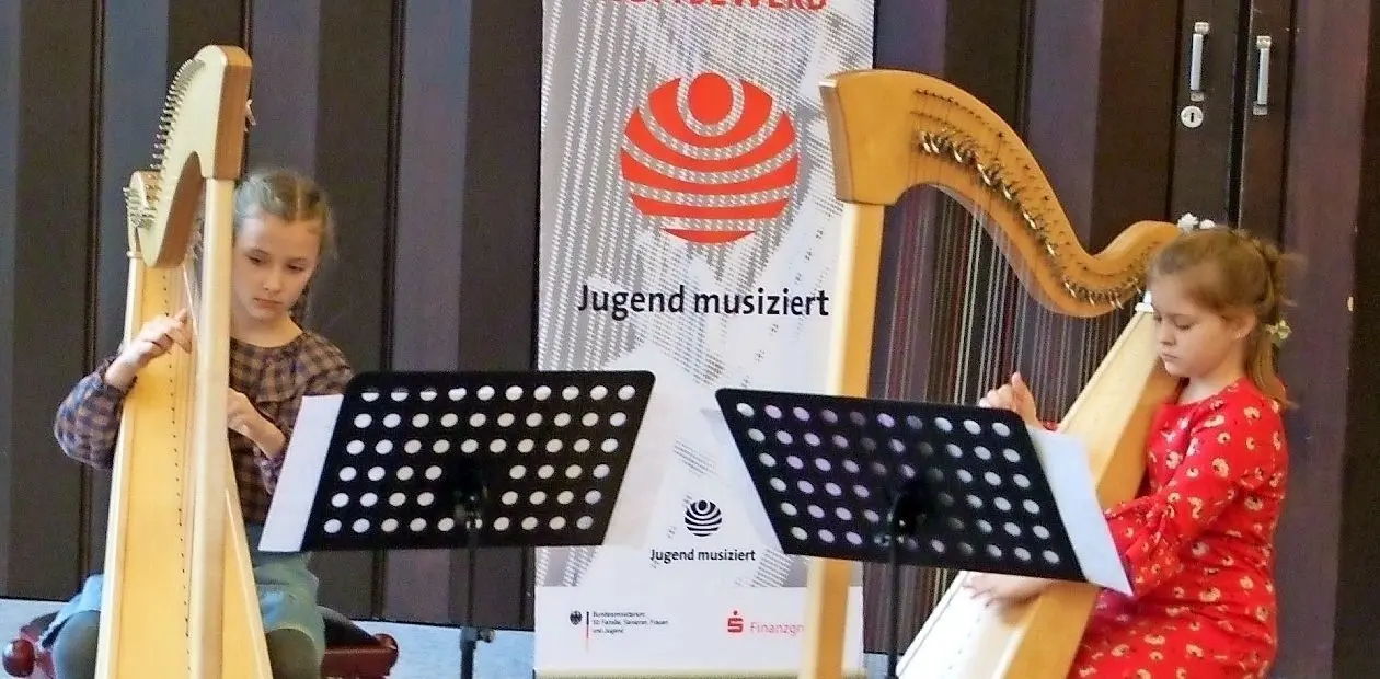 Sie sind neun Jahre alt und spielen ein großes Instrument: Lucia Tarabuko aus Bautzen und Maja Hladyszewska aus Görlitz (r.) an der Harfe.
