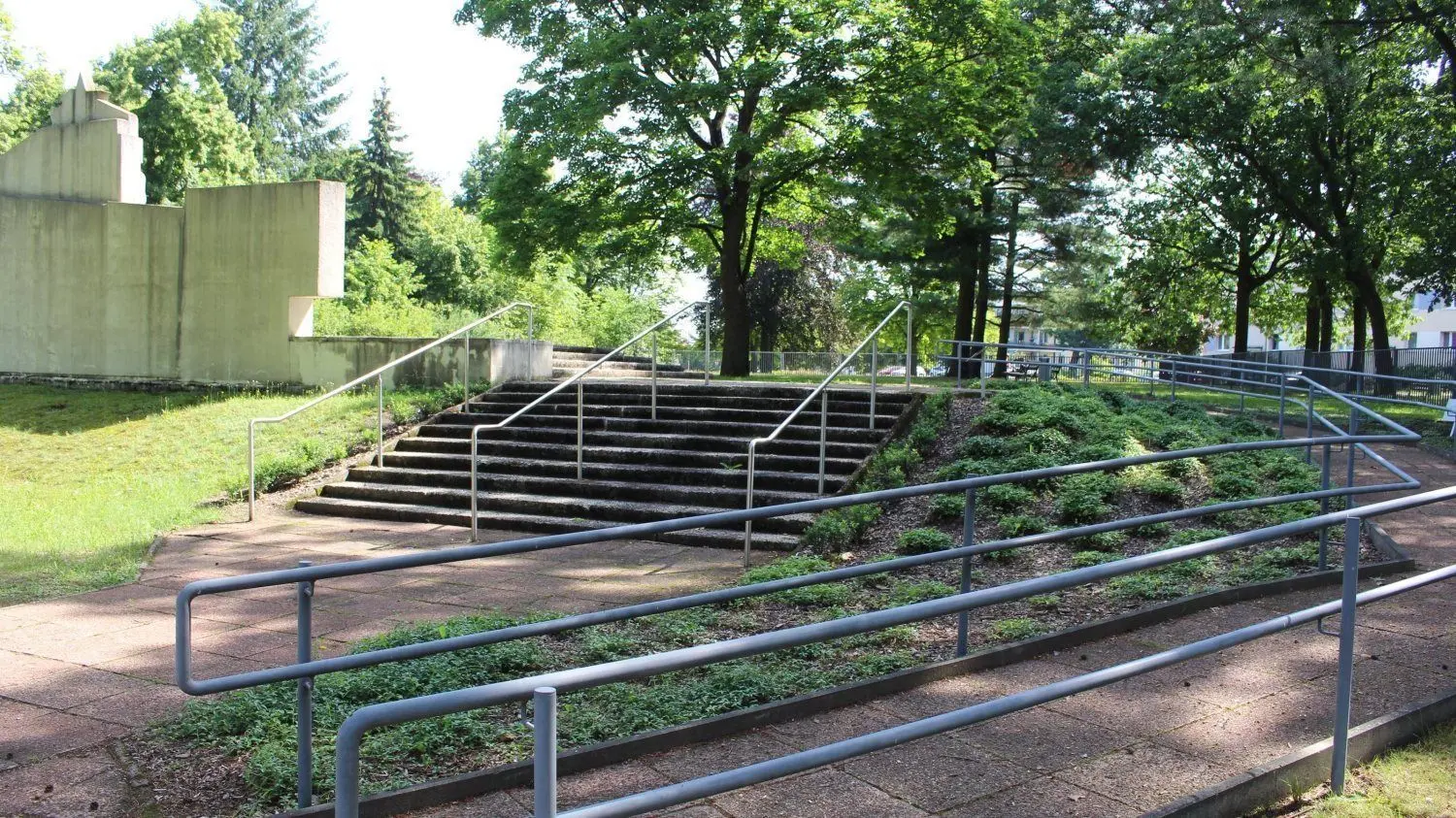 Am sowjetischen Ehrenmal am Friedhof in Weißwasser soll unter anderem durch die Kriegsgräberfürsorge die Treppenanlage neu gestaltet werden.