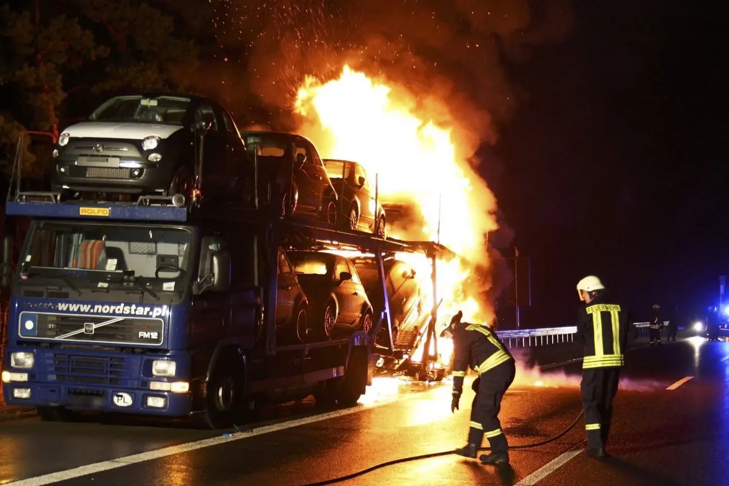 Löschen von Pkw-Transportern gehört ebenso zum Aufgabengebiet der Kameraden - wie hier auf der A15 bei Boblitz. ⇥