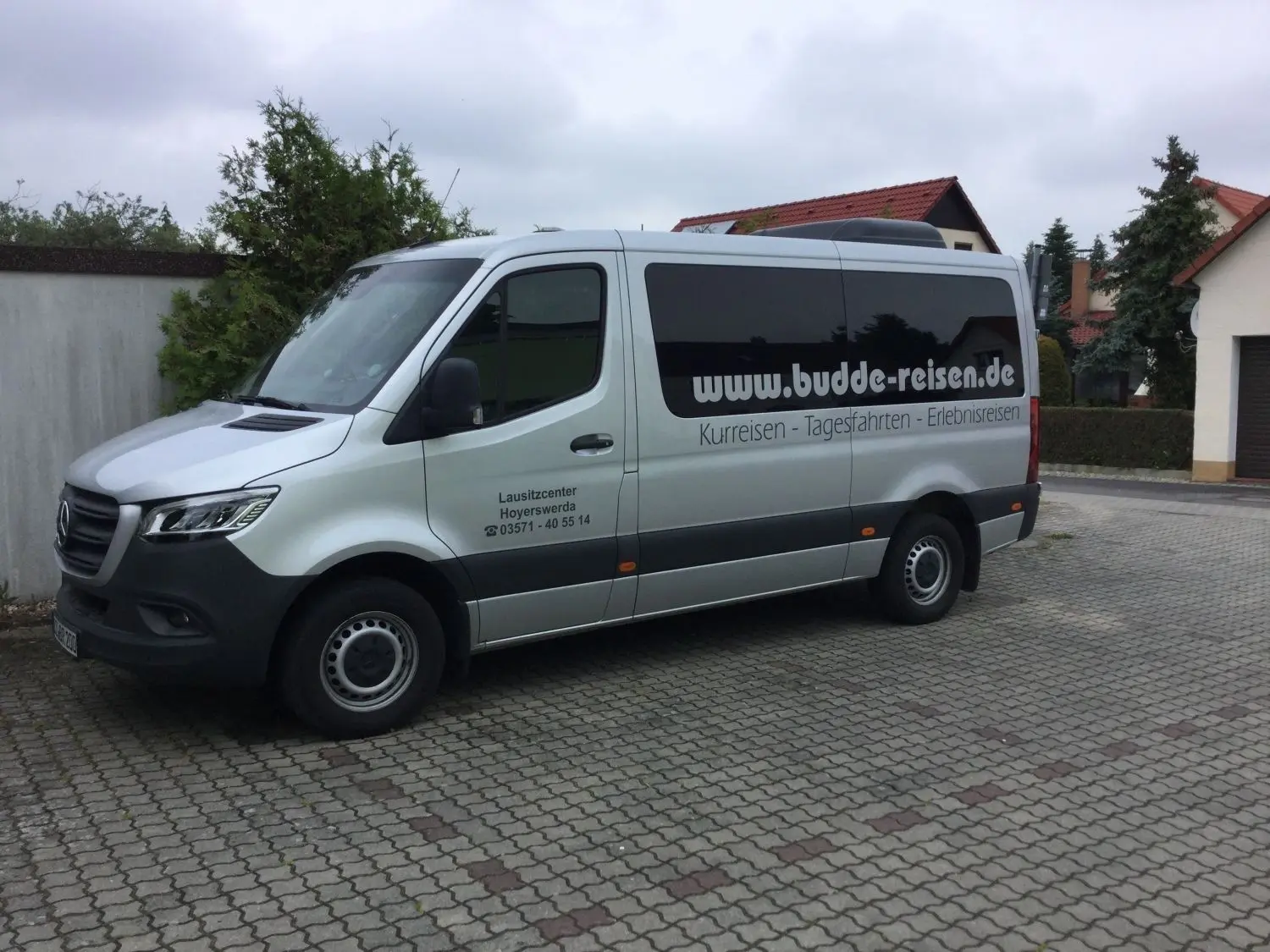 Mit diesem Kleinbus werden die Reisegäste nach Polen und Ungarn transportiert. Für Gruppen ab neun Personen mietet das Unternehmen größere Reisebusse an.
