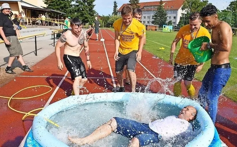Bei der großen Wasserschlacht wurde Vereinschef Jens Dietrich natürlich nicht verschont.
