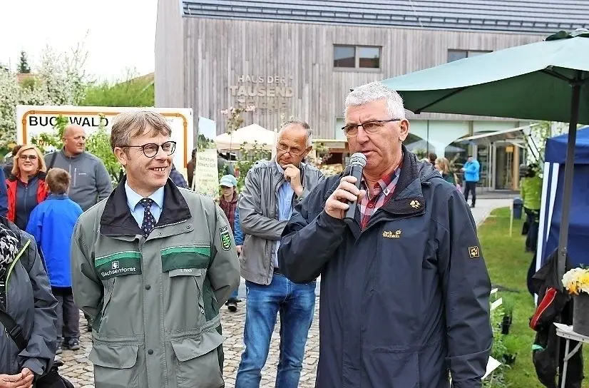 Vinzenz Baberschke, vom Biosphärenreservatsrat (r.), und Schutzgebietsleiter Torsten Roch freuten sich über den in der Nacht zuvor gefallenen Regen.