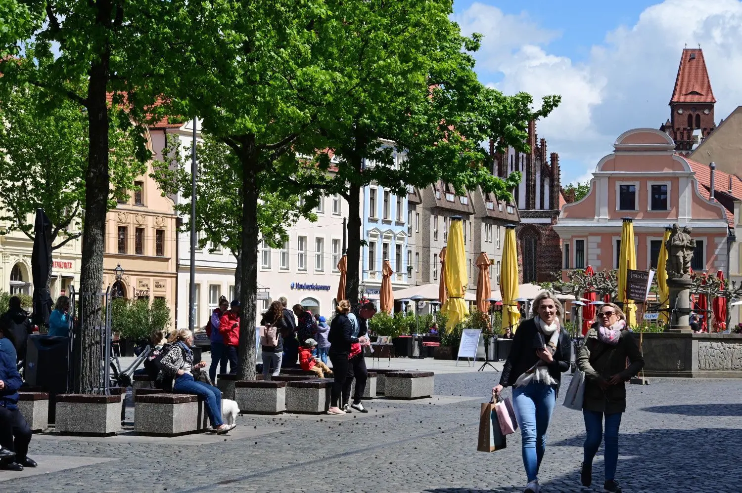 Bei zwar windigem, aber freundlichem Wetter zog es am Pfingstsamstag viele Menschen in die Cottbuser Innenstadt und den Altmarkt.