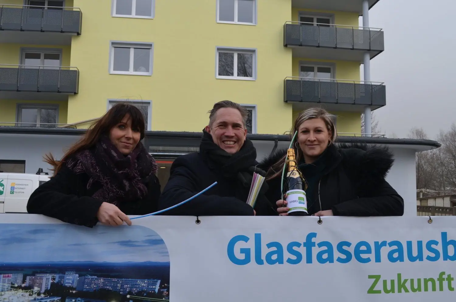 Der erste Glasfaseranschluss der neuen städtischen Gesellschaft Breitband Hoyerswerda: Geschäftsführer Jan Schulze (Mitte) und Ramona Schulze beglückwünschen Zahnärztin Anja Thorhauer (r.).