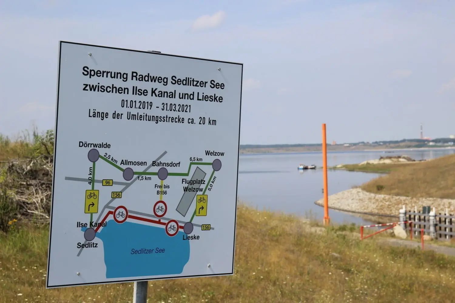 Am Ilse-Kanal (im Hintergrund der Großräschener See) beginnt die 20 Kilometer lange Umleitungsstrecke für Radler und Skater.