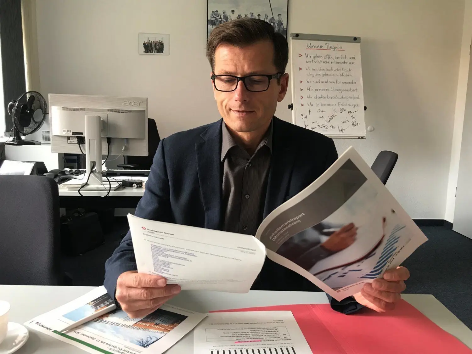 Sven Mochmann, der Geschäftsführer des Jobcenters Cottbus, leitet mit der Hartz IV-Behörde den Reparaturbetrieb der Gesellschaft. Junge Menschen, die den Anschluss verloren haben, auf den Weg in eine Ausbildung und in ein geregeltes Arbeitsleben zu bringen, ist sehr schwer. Der Arbeitsmarkt-Experte plädiert dafür, früher anzusetzen  mit viel mehr Praktika in Betrieben während der Schulzeit.