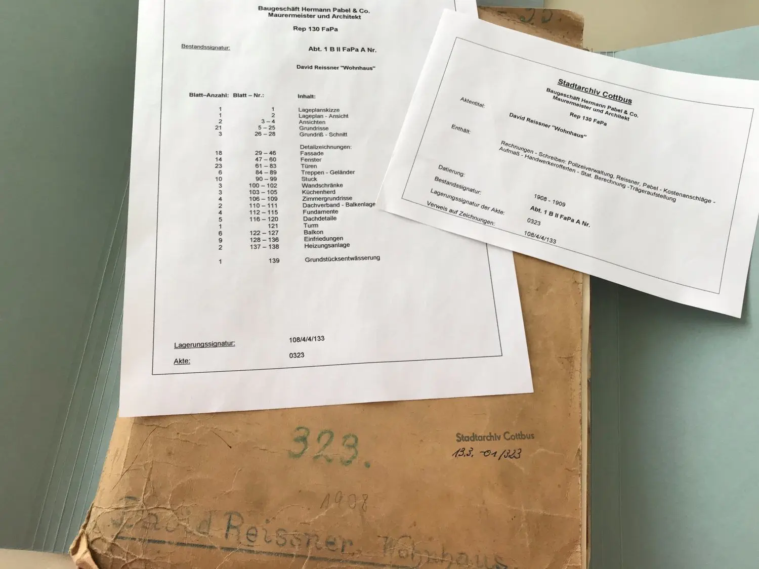 Dicke Ordner im Stadtarchiv hüten Unterlagen, Rechnungen und Zeichnungen rund um das Haus Reissner. Die Firma Hermann Pabel und Co, die auch die jüdische Synagoge bis 1902 erbaute, war Bauherr des Hauses in der Karl-Liebknecht-Straße 30.