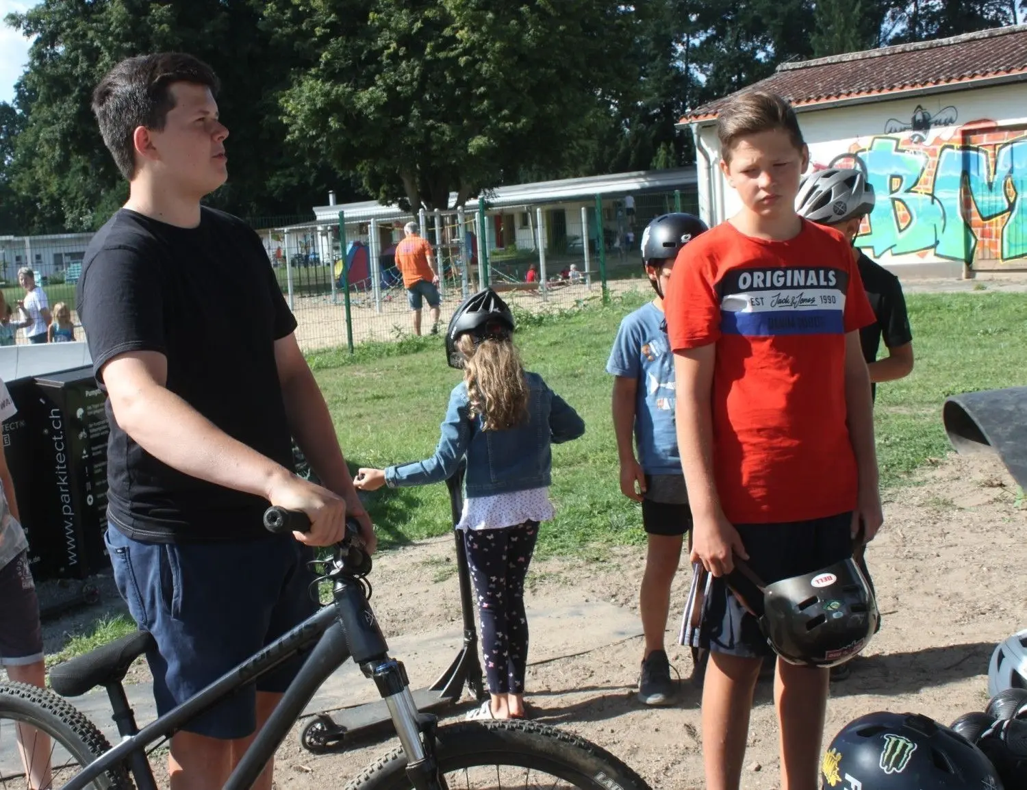 Gustav (l.) und die anderen Jungs von von „Bikelife HZ“ haben die Fragen der Hortkinder beantwortet.