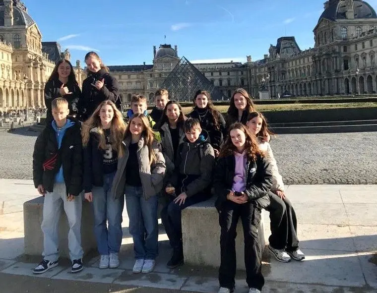 Die Schüler des Humboldt-Gymnasiums in Cottbus besuchen den Louvre in Paris. Ihre Heimfahrt können sie wegen des Bahnstreiks nicht wie geplant antreten. Eine Rettungsaktion ist gestartet.