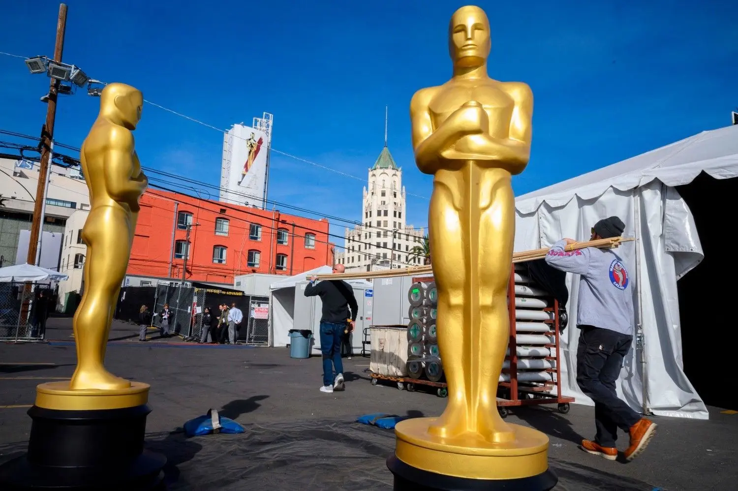 So groß sind die Oscar-Statuen, die die Gewinner des Abends bekommen, natürlich nicht wirklich. Das Original ist nur 35 Zentimeter groß, wiegt aber beinahe stattliche vier Kilogramm. (Photo by Robyn Beck / AFP)