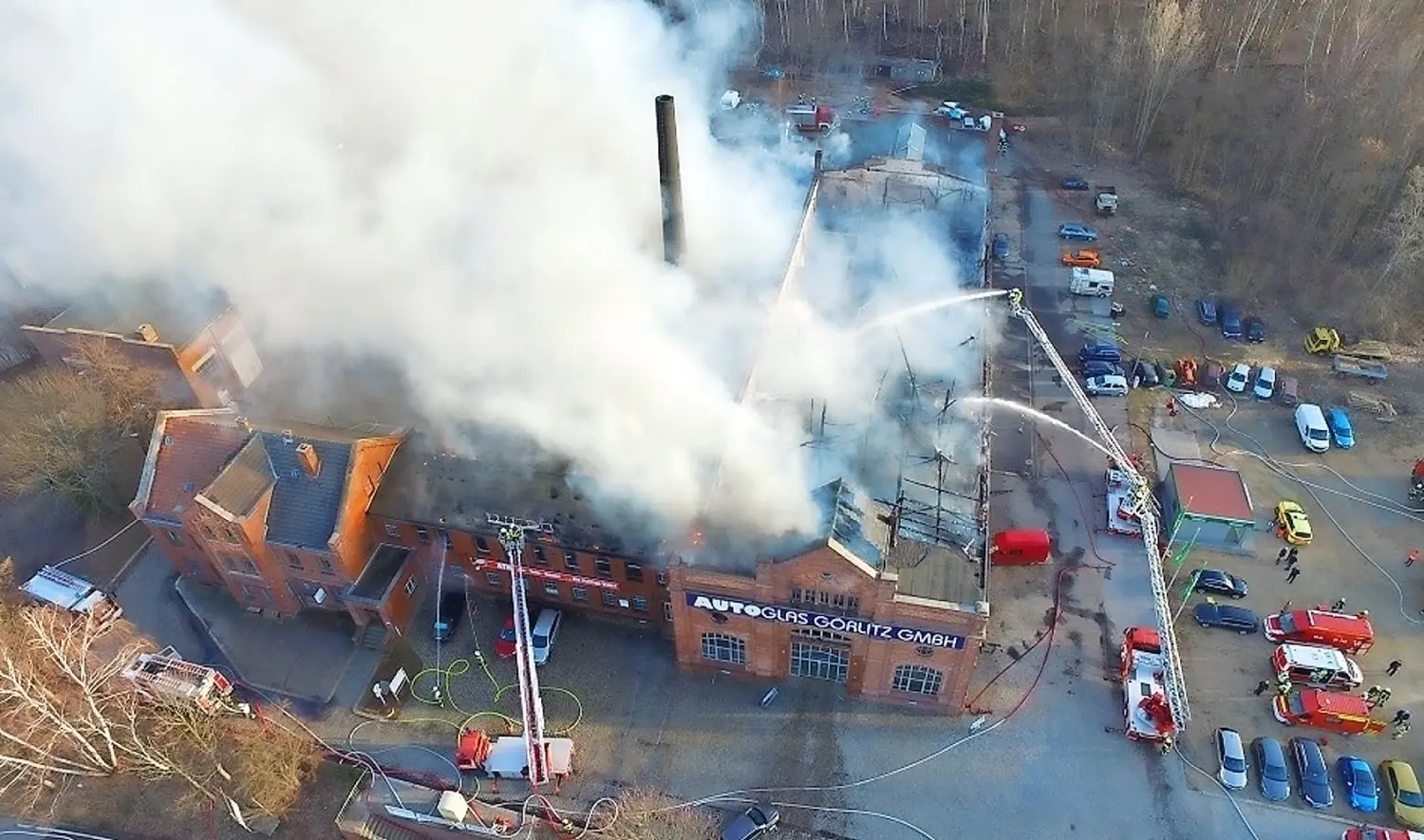In einer Autoreparaturwerkstatt in Görlitz ist am Montag ein Großbrand ausgebrochen.⇥