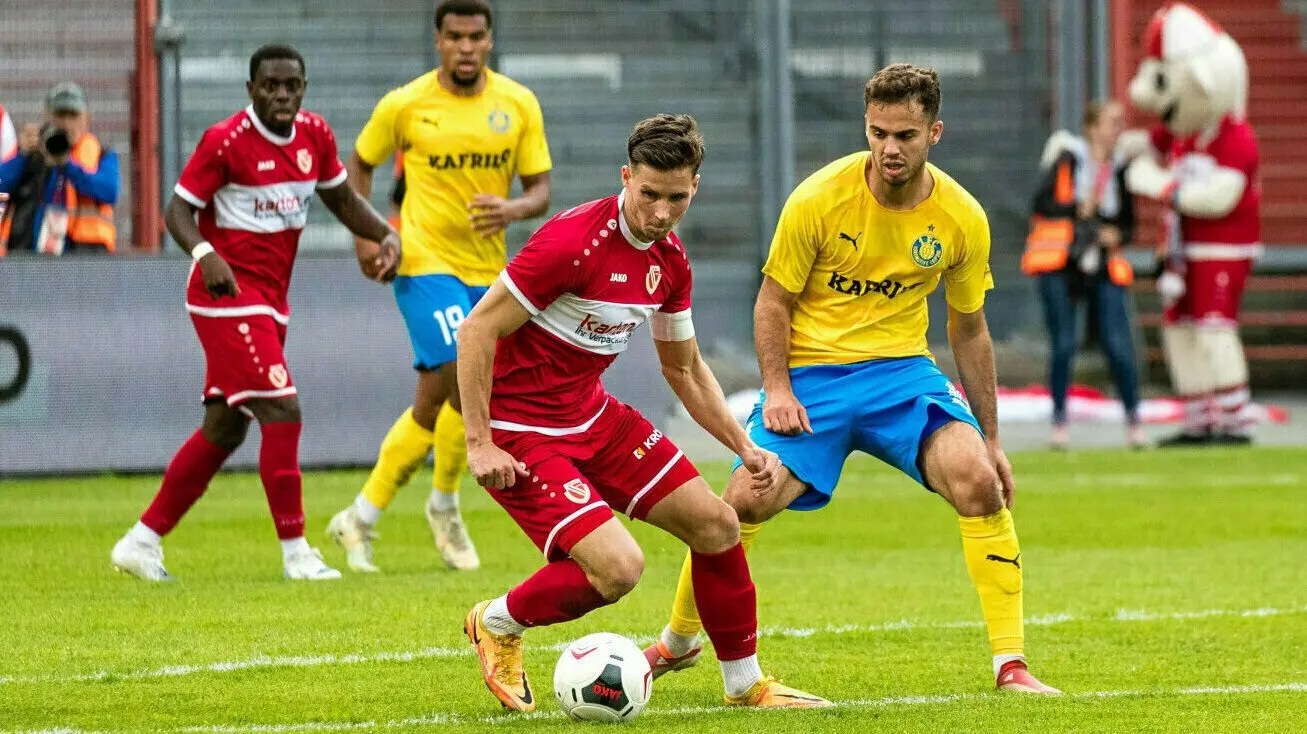 Der Dauerbrenner: Als einziger Profi von Energie Cottbus hat Axel Borgmann (M.) keine einzige Minute der Hinrunde in der Regionalliga Nordost verpast.