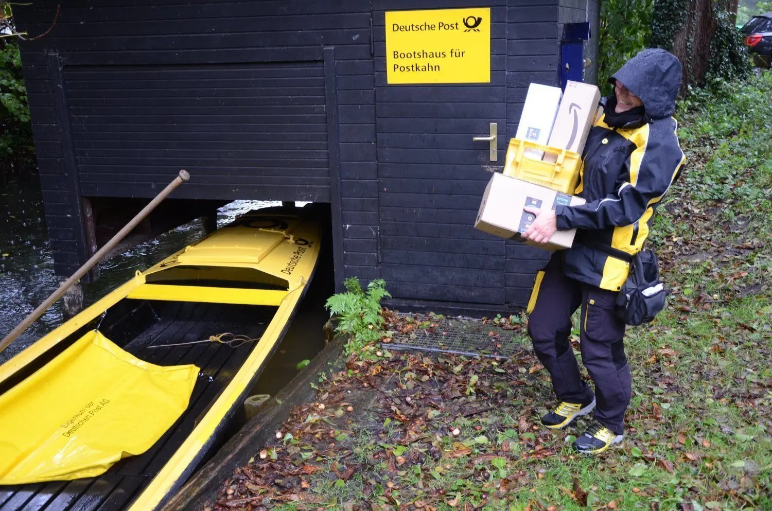 Am Bootshaus der Post in Lübbenau, Kaupen wird umgeladen.