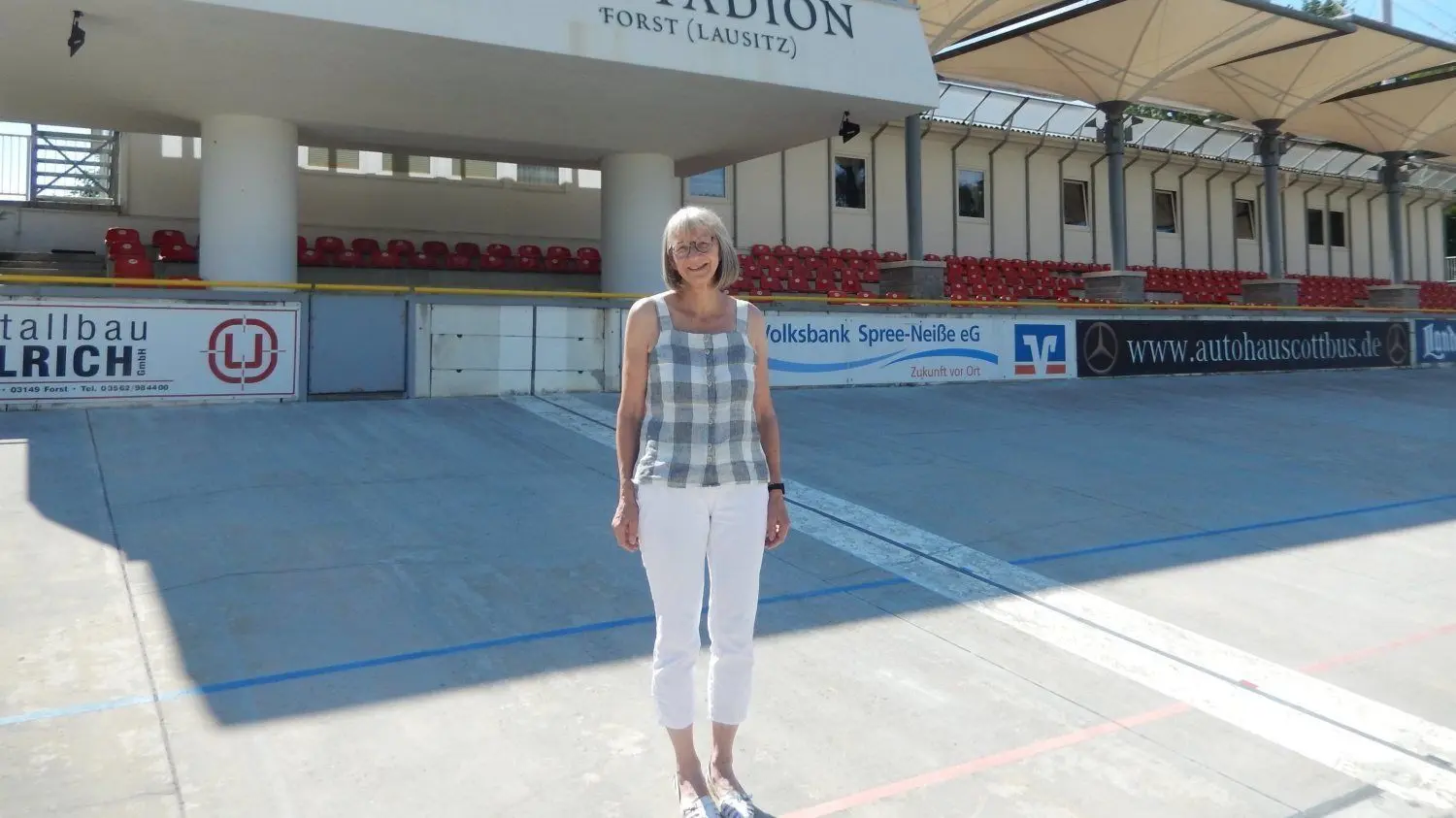 Karin Menzel, Präsidentin des Polizeisportvereins 1893 Forst, auf der Bahn vor der Stadion-Tribüne.