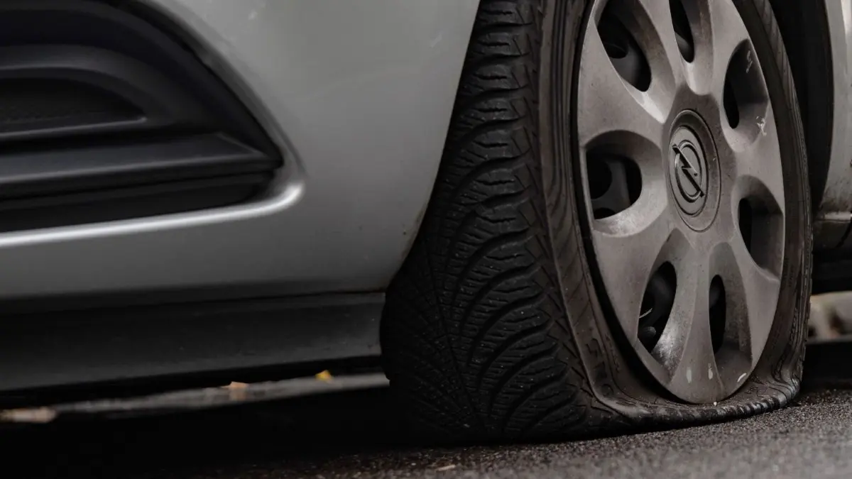 Durch Stiche in Autoreifen bestrafen Unbekannte in Heidenheim Parksünder. (Symbolbild)
Die Reifen eines Polizeiwagen vor einem Gebäude der Bereitschaftspolizei in Berlin-Lichtenberg an der Sewanstraße sind zerstochen. Zum Zeitpunkt des Angriffs befanden sich in dem Gebäude Menschen, verletzt wurde jedoch niemand. Nähere Angaben zu den Tätern oder dem Motiv der Tat gibt es bislang nicht. +++ dpa-Bildfunk +++